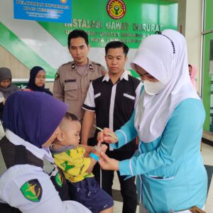*Libatkan Tim Dokkes Polres Probolinggo Fasilitasi Pemeriksaan Kesehatan Balita Korban Kekerasan*