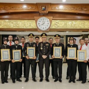 *Hari Lahir Pancasila Kapolda Jatim Beri Penghargaan untuk 120 Anggota Berprestasi*