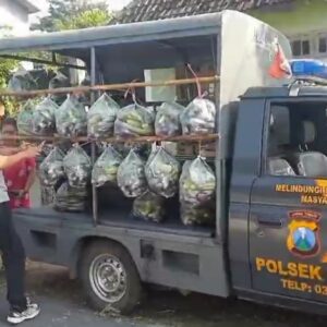 *Polisi di Jombang Sulap Mobil Patroli Jadi Gerobak Untuk Bagi Sayur Gratis ke Warga*