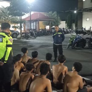 *Polisi Ringkus 16 Anggota Perguruan Silat, Saat Asyik Menenggak Minuman Keras*