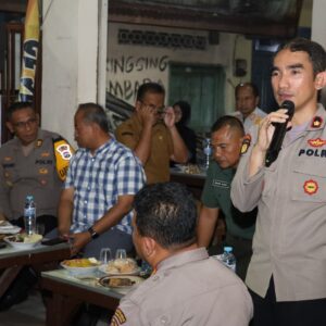 *Polres Tanjungperak Gelar Cangkrukan Kamtibmas Ajak Warga Jaga Kondusifitas Jelang Pilkada 2024*