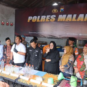 *Polisi Bongkar Pabrik Miras Rumahan di Malang, Sekali Produksi Bisa Capai 250 liter Arak*