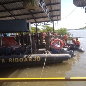 *Satuan Brimob Polda Jatim Gelar Lantihan SAR Perkuat Kemampuan Pertolongan di Perairan*