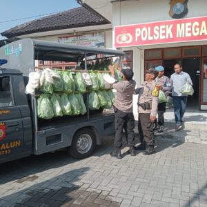 *Jum’at Berkah, Patroli Kamtibmas Polisi Bagikan Sayur ke Warga*