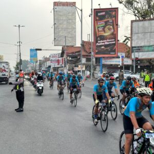 *Polresta Sidoarjo Amankan Jalur Tour de Panderman 2024 Warga Antusias Suport Para Pembalap*
