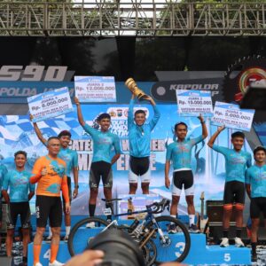 *Kapolda Jatim Serahkan Medali Untuk Para Juara Tour de Panderman di Kota Batu*