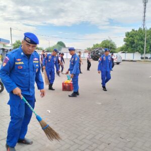 *World Ocean Day, Satpolairud Bersama Masyarakat Bersihkan Pantai Situbondo*