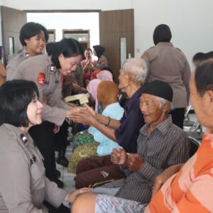 *Polwan Polres Mojokerto Peduli Beri Motivasi Lansia di Panti Jompo*