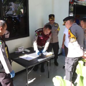 *Polres Bondowoso Laksanakan Test Urine Setiap Personel, Upaya Penguatan Pengawasan Internal*