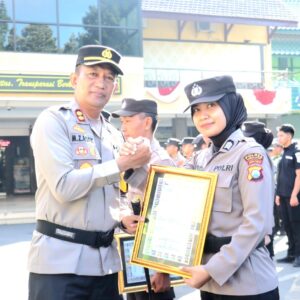 *Raih Penghargaan, Dua Polwan Polres Lumajang Dinilai Berprestasi dan Berdedikasi*