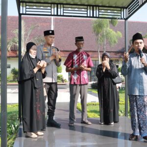 *Ibu Briptu Rian Ikut Doa Bersama di Polres Jombang untuk Anaknya*