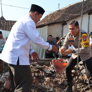 *Sambut Hari Bhayangkara ke -78 Polres Nganjuk Beri Kado Bedah Rumah Warga*