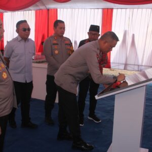 *Kapolda Jatim Letakan Batu Pertama Gedung Satya Haprabu Polres Sumenep*