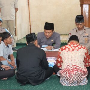 *Polisi Fasilitasi Tahanan Narkoba Menikah di Masjid Baiturahim Polres Kediri Kota*