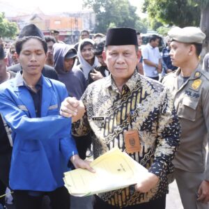 *Polisi Kawal Aksi Damai PMII Situbondo Unras Tolak Wacana Bangun Wisata Karaoke Berlangsung Tertib*