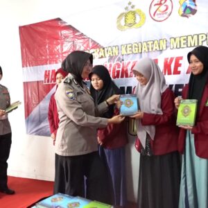 *Polwan Polres Mojokerto Kota Dukung Pendidikan Anak Bangsa, Puluhan Al – Quran Dibagikan*