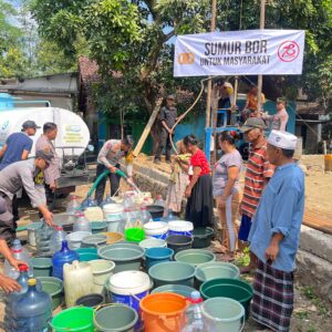 *Kado Hari Bhayangkara ke – 78 Polres Jember Bangun Sumur Bor Bantu 125 KK Warga Atasi Dampak Kekeringan*