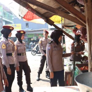 *Polwan Polres Mojokerto Kota Blusukan ke Pasar Beri Himbauan Kamtibmas*