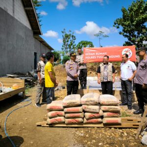 *Polres Tulungagung Beri Kado Bedah Rumah Untuk Warga di Hari Bhayangkara ke -78*