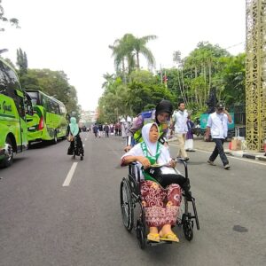 *Sigap dan Senyum Ikhlas Polwan Polres Bojonegoro Layani Kepulangan Jamaah Haji*