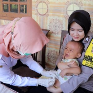 *Sosok Polwan Bhabinkamtibmas di Jember yang Berjuang Bantu Turunkan Stunting*