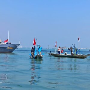 *Ditpolairud Polda Jatim Bersama Nelayan Kibarkan Bendera Merah Putih di Selat Madura*