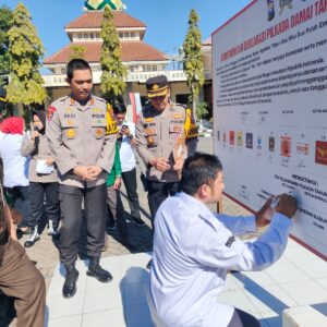 *Deklarasi Pilkada Damai, Forkopimda Situbondo bersama Komponen Masyarakat Bersatu Jaga Persatuan*