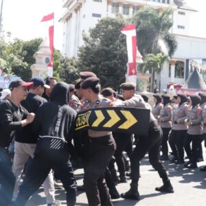 *Simulasi Sispamkota Polres Ponorogo Peragakan Kerusuhan hingga Penculikan Saat Pilkada 2024*