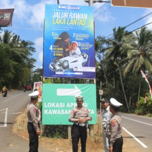 Cegah Kecelakaan Lalu Lintas, Polisi Pasang Baliho Peringatan di Jalur Wisata Trenggalek*