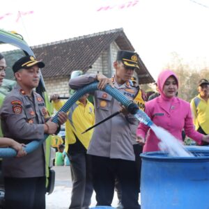 *Lagi, Polres Tuban Beri Bantuan Air Bersih dan Sembako untuk Warga Terdampak Kemarau*