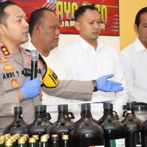 *Polres Batu Ungkap Home Industri Minuman Beralkohol Diduga Ilegal*