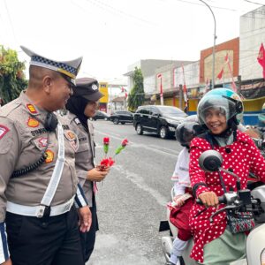 *Sambut Hari Jadi ke – 76 Polwan Polres Lumajang Gelar Aksi Simpatik Sosialisasikan Kamseltibcarlantas*