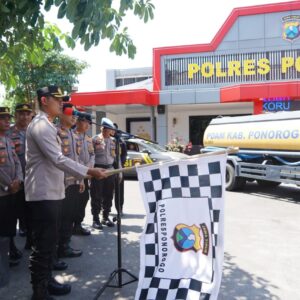 *Polisi Beri Bantuan Air Bersih Untuk Ratusan Warga di 4 Desa Wilayah Ponorogo*