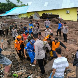 Polri Kerahkan 102 Personel dan Satu Anjing K9 Cari Korban Longsor di Kelurahan Rua, Ternate