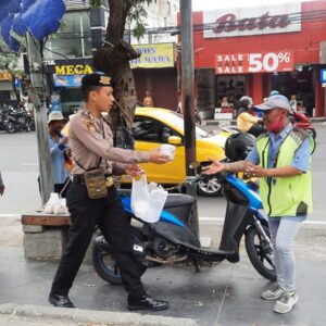 *Polresta Sidoarjo Tumbuhkan Rasa Peduli di Tengah Patroli*