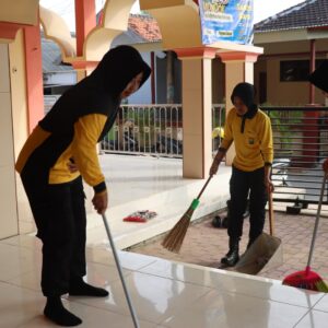 *Sambut Hari Jadi ke-76, Polwan Polres Pamekasan Gelar Kerja Bakti Religi dan Bakti Sosial*