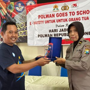*Cegah Tangkal Hoax dan Bullying Polwan Polres Jember Beri Edukasi Pelajar di Sekolah*