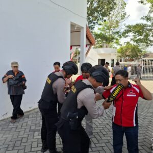 *Polres Blitar Sterilisasi Kantor KPU Jelang Pendaftaran Paslon di Pilkada 2024*