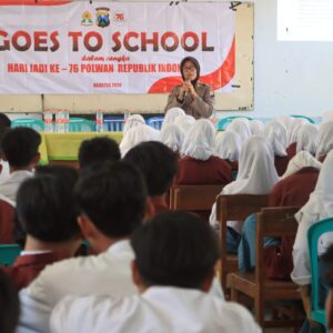 *Polwan Edukasi Pelajar di Probolinggo Dorong Wujudkan Generasi Muda Bermartabat*