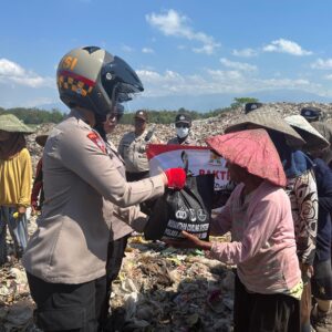 *Peringati Hari Jadi ke -76 Polwan Polres Jember Salurkan Bantuan Sosial di TPA*