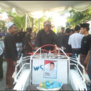 Calon Bupati Jombang H. Warsubi SH.Msi bershodaqoh pada Tukang Becak