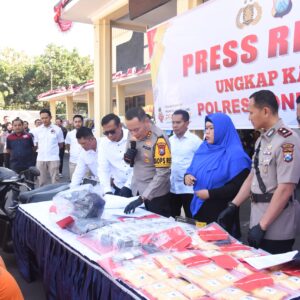 *Polres Bondowoso Berhasil Amankan Tersangka Jual Beli Senjata Api Ilegal Secara Online*