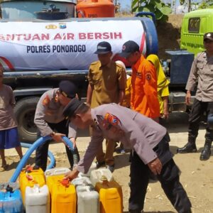 *Polres Ponorogo Droping Air Bersih untuk Warga Desa Duri*