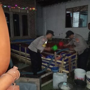 *Polisi Kembali Salurkan Bantuan Air Bersih untuk Warga Desa Jagir Ngawi*