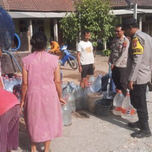 *Polisi Kembali Salurkan 10 Ribu Liter Air Bersih Untuk Warga Rejotangan Tulungagung*