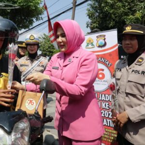 *Sapa Warga di Hari Jadi ke -76, Polwan Polrestabes Surabaya Turun Jalan Berbagi Helm dan Bunga*