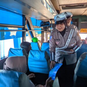 *Sukseskan KTT IAF di Bali Personel Gabungan Polres Lumajang Patroli KRYD di Terminal Minak Koncar*