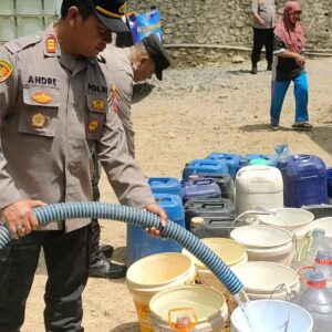 *Polres Pacitan Salurkan Bantuan Air Bersih untuk Warga Terdampak Kemarau Panjang*