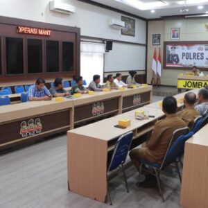 *Polres Jombang Memediasi Warga yang Terlibat Tawuran Karnaval*