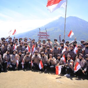 *Hari Jadi ke-76, Polwan Polres Madiun Kibarkan Merah Putih dan Bendera Polwan di Puncak Bukit Mongkrang*